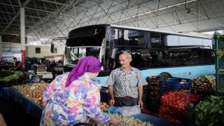 Semt pazarına park edilen plakasız halk otobüsü, esnafı çileden çıkarttı