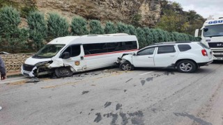 Servis aracı ile cip çarpıştı: 4 yaralı