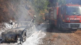 Servis aracıyla çarpışan taksi çıkan yangında metal yığınına döndü