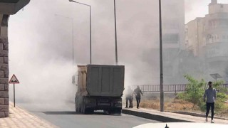Seyir halindeki kamyondan yükselen dumanlar korkuttu