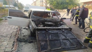 Seyir halindeki otomobil alev alev yandı