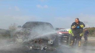 Seyir halindeki otomobil motor kısmından yandı