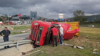 Seyir halindeki tır devrildi, sürücü yara almadan kurtuldu