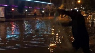 Siirtte ilginç görüntü: Sağanak sonrası göle dönen caddeye ağ attı
