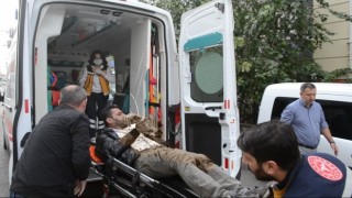 Sokak ortasında 6 yerinden bıçaklandı