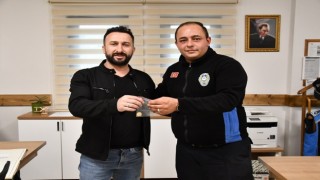 Sokakta bulunan altın kolye sahibine teslim edildi
