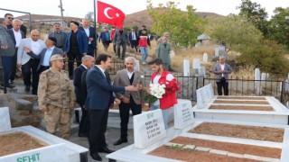 Solhanda PKK saldırısında şehit olan 19 vatandaş kabirleri başında anıldı