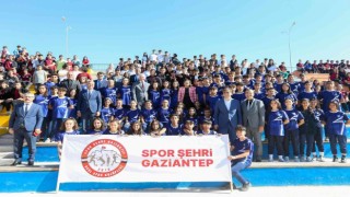 ‘Spor Şehrinin okullarına spor malzemesi desteği