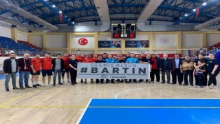Sporcular sahaya “Geçmiş olsun Bartın” pankartı ile çıktı