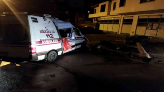 Takla atan ambulans hurdaya döndü: 3 yaralı