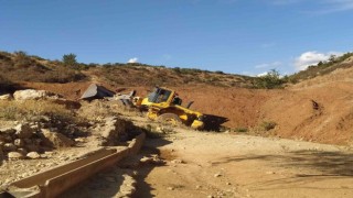 Takla atan kepçenin altında kalan operatör hayatını kaybetti