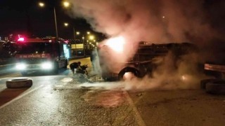 Takla atıp sürüklenen kamyonet yandı, sürücüyü polis kurtardı