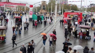Taksimde yağmur ve rüzgar vatandaşlara zor anlar yaşattı
