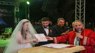 Talasta resmi tatiller, nikah sevincine engel değil