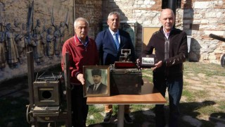 Tarihi fotoğraf makinesi Uşak Kent Müzesine hediye edildi