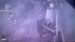 Taş ve tekme ile camı kırıp dükkanı soydular