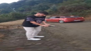 Tehlikeli eğlence kamerada: Arkadaşlarının bulunduğu otomobile defalarca ateş etti