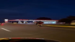 Tek teker giden motosiklet trafikte tehlike saçtı