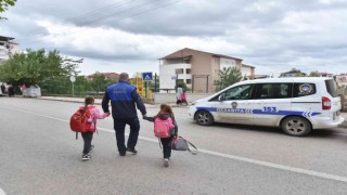Tekkeköyde zabıta okul önlerinde, çocuklar güvende