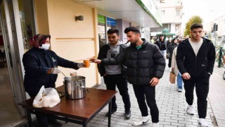 Tepebaşı Belediyesinden öğrencilere sıcak çorba ikramı