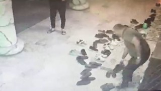 Terlikle geldiği camiden 3 bin liralık ayakkabı ile ayrıldı