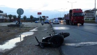 Ters yönden gelen traktörle çarpışan motosikletin sürücüsü ağır yaralandı