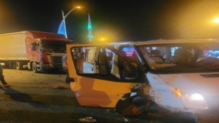 Tır ile minibüs çarpıştı: 4 yaralı
