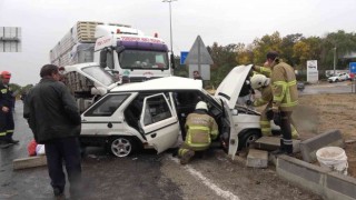 Tırın çarptığı otomobil metrelerce sürüklendi: 4 yaralı