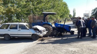 Tokatta 2 kişinin yaralandığı kaza anı güvenlik kamerasına yansıdı