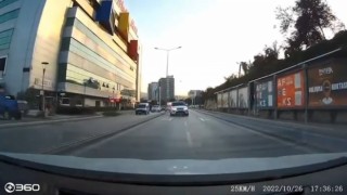 Trafikte bu sürücülerin yaptıkları görenler şaştı kaldı