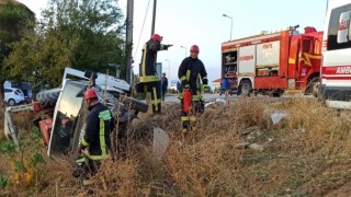 Traktör yüklü kamyonetle otomobil çarpıştı: 4 yaralı