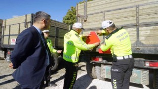 Traktörlerin karıştığı kazaları önlemek için çiftçilere reflektör dağıtıldı
