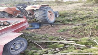 Traktörü durdurmak isterken altında kalan çiftçi öldü