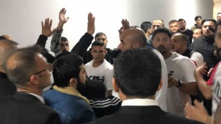 Tribünden atlayan seyircilerle özel güvenlik arasında çıkan kavgada yumruklar havada uçuştu