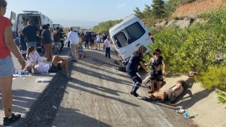 Tur otobüsü kaza yaptı: 1i ağır 10 yaralı