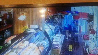 Turist görünümlü şahsın, otomobil hırsızlığı kamerada