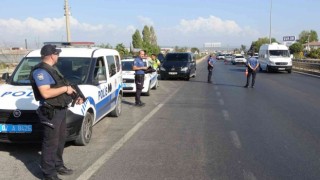 Turist taşıyan korsan minibüs, polis uygulamasına takıldı