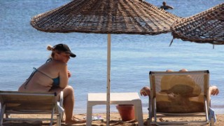 Turistler Bodrumu terk etmiyor, deniz kum ve güneşin tadını çıkarıyor