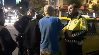 Turistten fazla ücret istediği iddia edilen taksiciyi bekçiler yakaladı