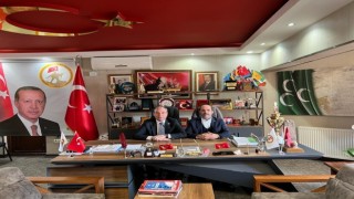 Türk bayrağını yere atan CHPli başkana tepki