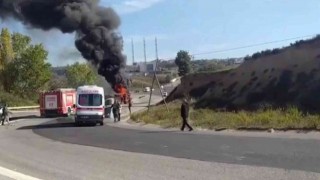 Tuzlada yola devrilen hafriyat kamyonu alev alev yandı
