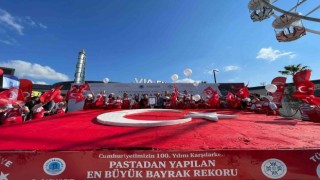 Tuzlalı miniklerden Cumhuriyet Bayramına özel Guinness rekoru: Dev Türk Bayraklı pasta yaptılar