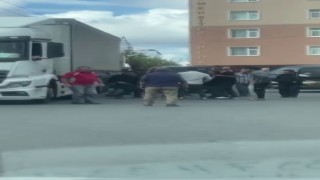 Ümraniyede yol verme kavgasında tekmeler ve yumruklar havada uçuştu