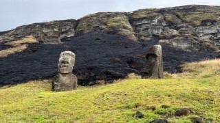 UNESCO listesindeki Moai heykelleri yangında büyük hasar gördü