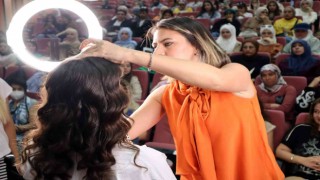 Üniversite öğrencilerine makyaj eğitimi