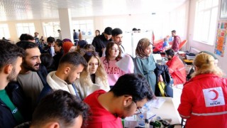Üniversiteli öğrenciler kan bağışında bulundu