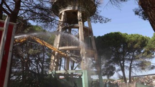 Urganlıda 55 yıllık ayaklı su deposunun yıkımı yapıldı