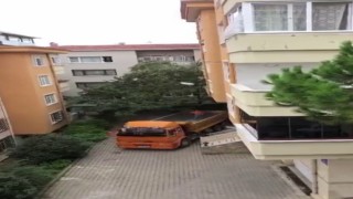 Üsküdarda 3üncü kattan kamyona moloz attılar, vatandaşlar tepki gösterdi