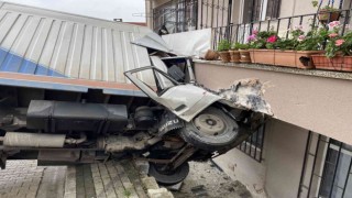 Üsküdarda kayan kamyonet taksiye ve binaya çarparak durdu