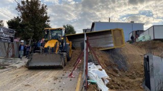 Üsküdarda toprak dökümü yapan hafriyat kamyonu devrildi